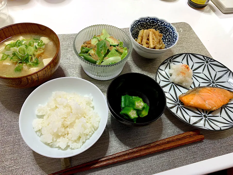 Snapdishの料理写真:ばんごはん。焼き鮭、筍の煮物、オクラのおひたし、サラダ、お味噌汁。|yukiさん