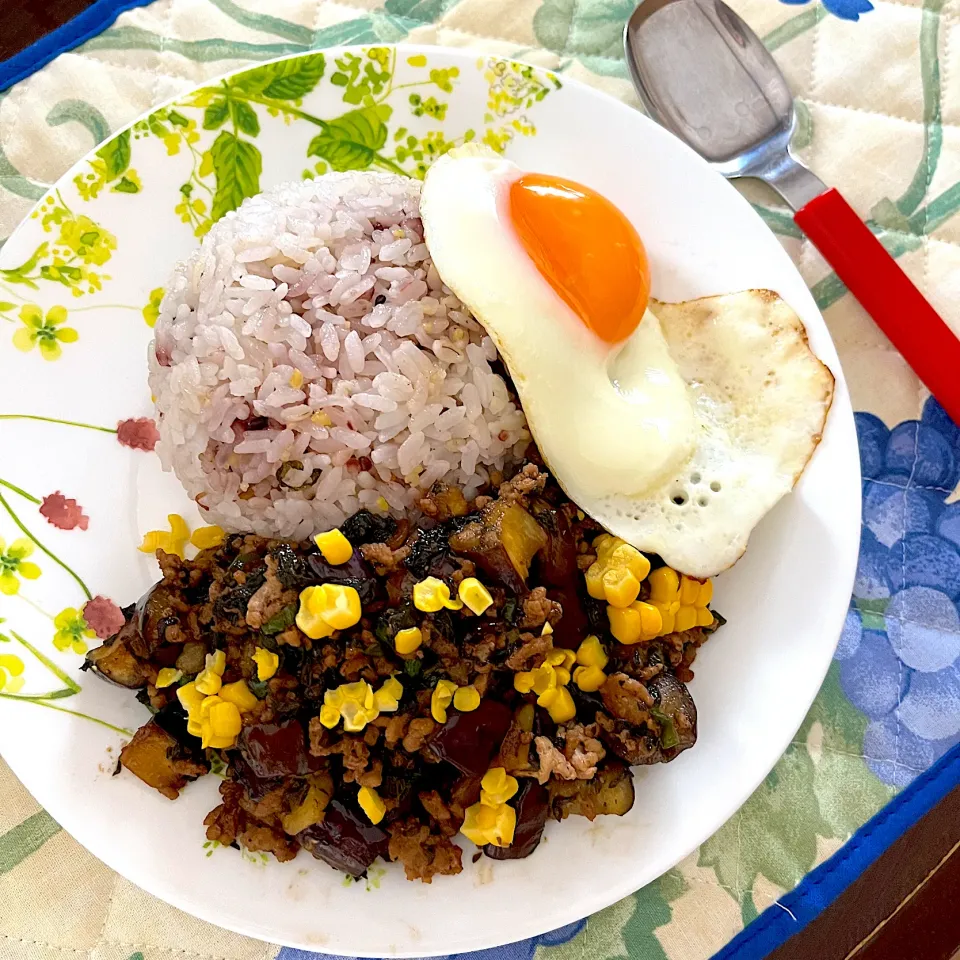 Snapdishの料理写真:夏野菜でガパオライスinコーントッピング🌽|ワイントンさん