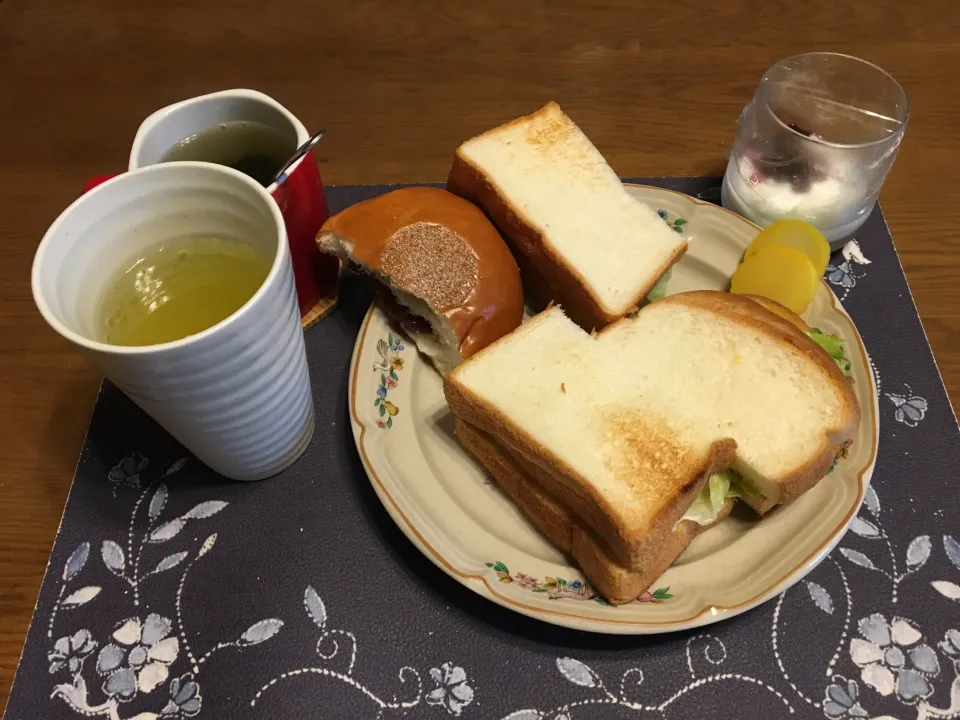 Snapdishの料理写真:サンドイッチ、あんぱん、タマネギスープ、緑茶、カシスジャム入りヨーグルト(昼飯)|enarinさん