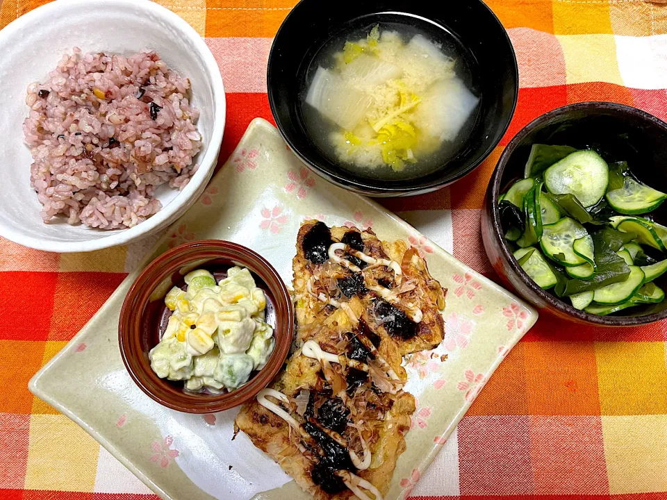 お好み焼き、アボカドとコーンサラダ、きゅうりとわかめの酢の物、大根と大根の葉っぱのお味噌汁|jackybeanさん