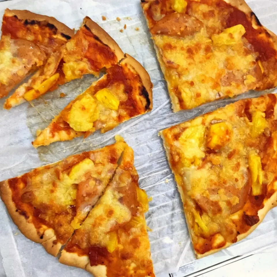 Snapdishの料理写真:Pepperoni pizza|Jocelyn SETさん