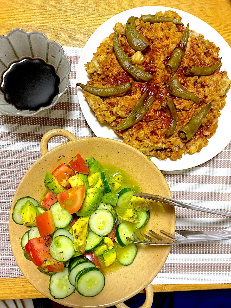 ホットクックでハンバーグ/甘長乗せ🍖、アボカドとトマトきゅうりのゆかり和え🥑、黒豆煮|1614さん