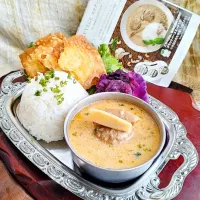 Snapdishの料理写真:🌺🌴NIKUVEGE ココナッツカレー＆ライス＆ワンタンのチーズ揚げ🌺🌴