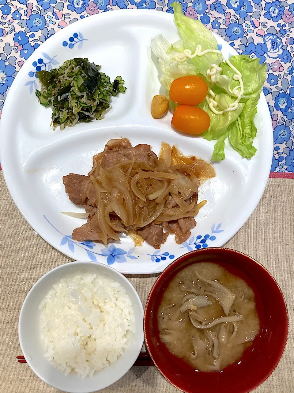 Snapdishの料理写真:豚の生姜焼きときゅうりとじゃこわかめの酢の物|おしゃべり献立さん