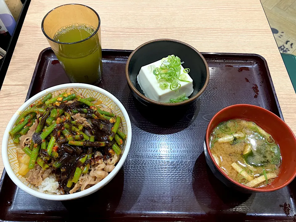 黒マー油ニンニクの芽牛丼|しのぶさん