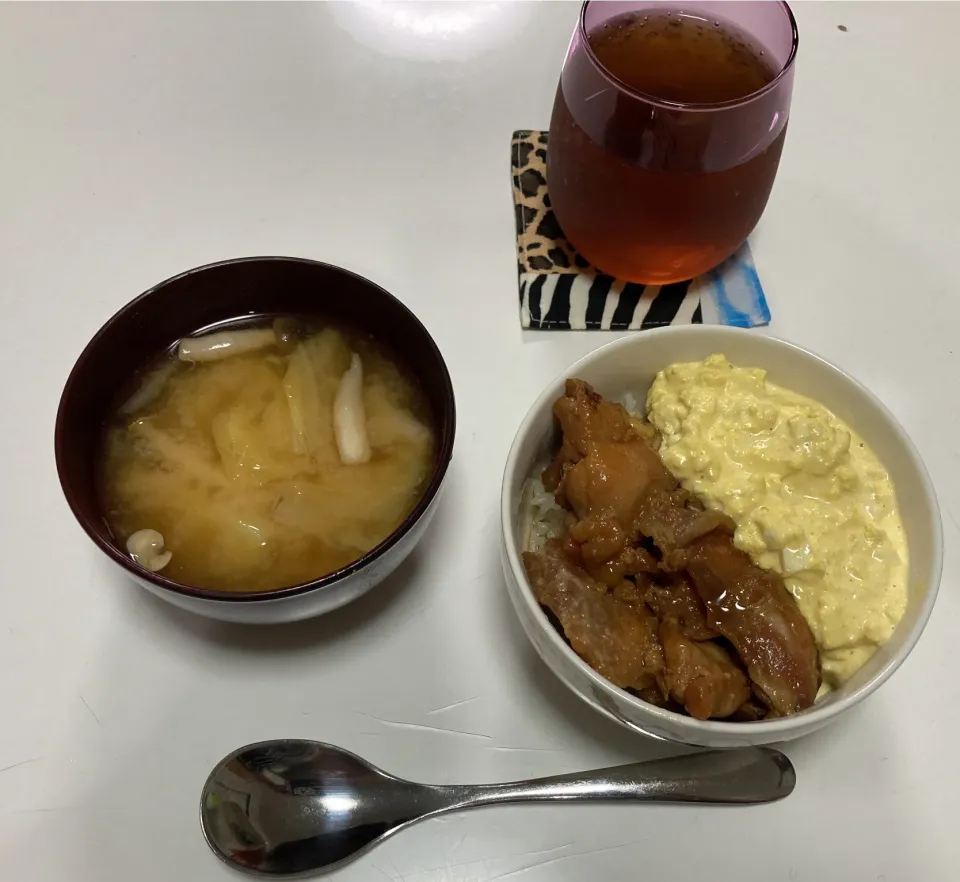 Snapdishの料理写真:☆てりたま丼☆みそ汁（白菜・しめじ・じゃが芋）|Saharaさん