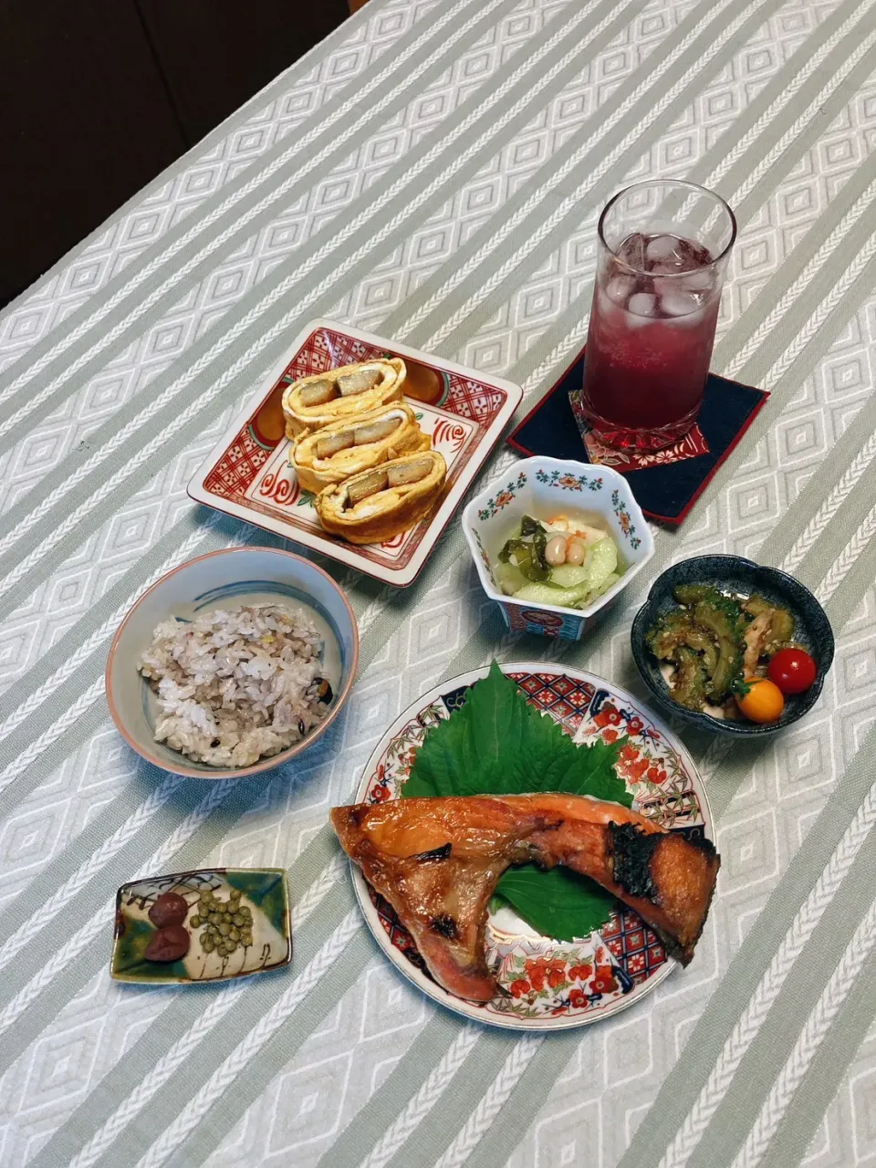 grandmaの晩ごはん☆ 玉子焼き…鮭を焼いて…後は昨日の残りで…赤ジュースの炭酸割りで頂きます|kaoriさん