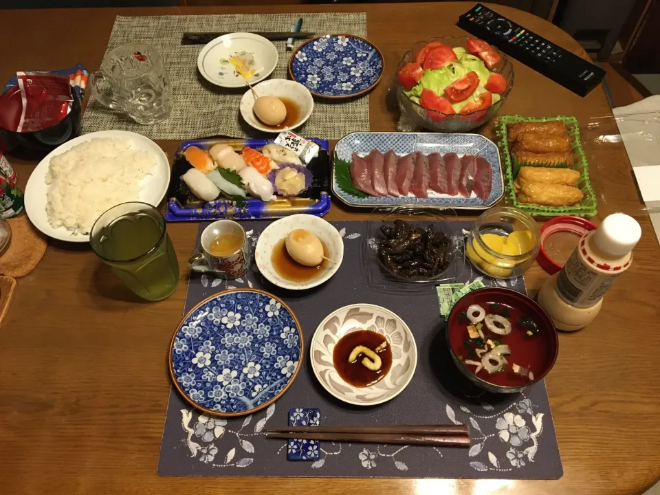 生鮨、ご飯、いなり寿司、生かつお刺身、うなぎの肝の佃煮、味玉、サラダ、吸い物(夕飯)|enarinさん