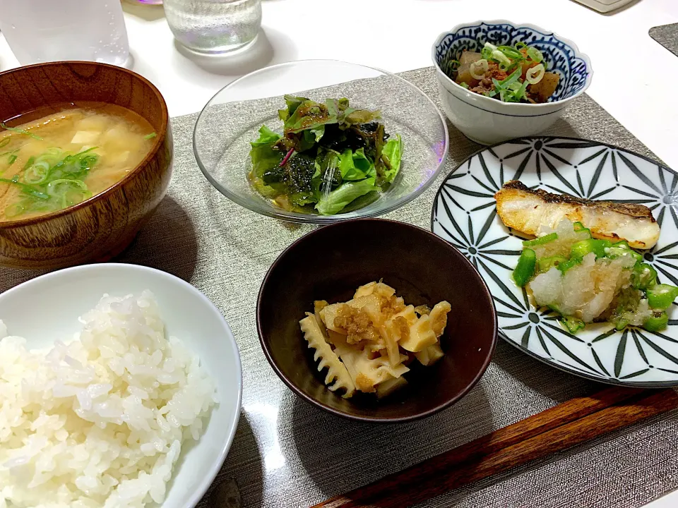 ばんごはん。たらのおろしソース、牛すじとこんにゃくの煮込み、筍煮物、お味噌汁、サラダ。|yukiさん