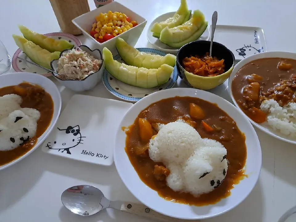 夕食(*^^*)
夏野菜のひき肉カレー🍛(ズッキーニ、なす、ニンジン、じゃがいも、とうもろこし、玉ねぎ)
トマトとコーンサラダ🥗
コールスローサラダ
福神漬け
マスクメロン🍈|プリン☆さん