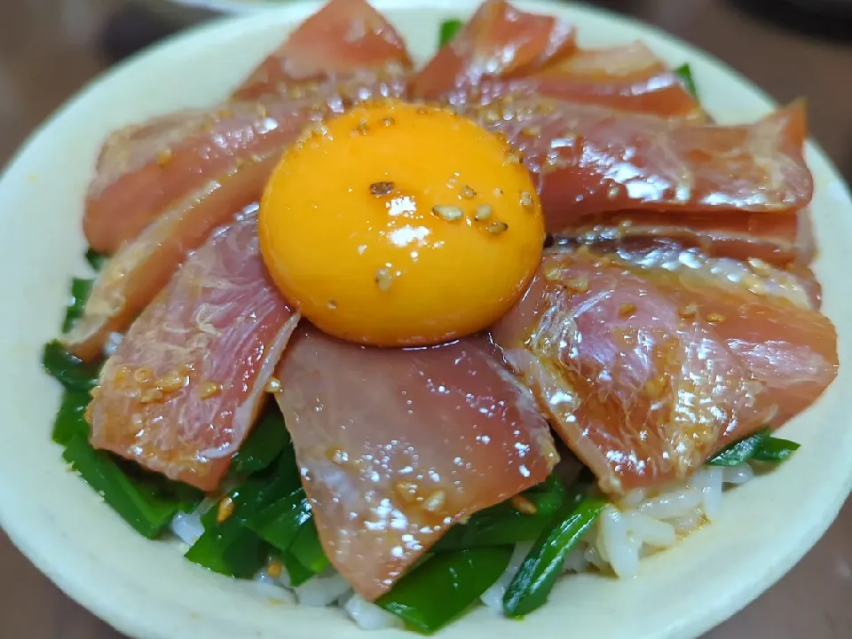 ニラまぐろ漬け丼|河zooさん