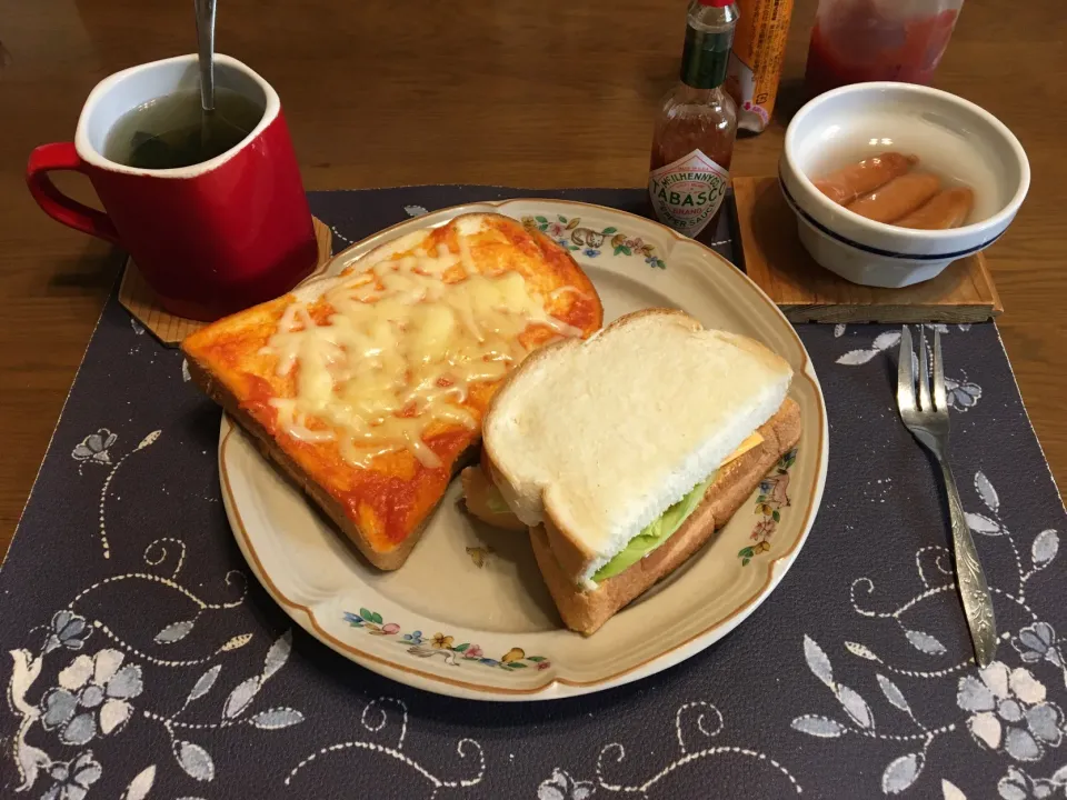 チーズトースト、サンドイッチ、レンチンで茹でたウインナー(朝ご飯)|enarinさん