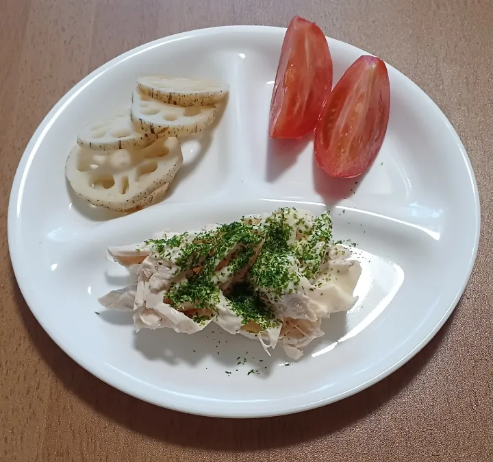 ササミの青海苔マヨネーズ和え
レンコンの酢の物
トマト
ご飯🍚|ナナさん