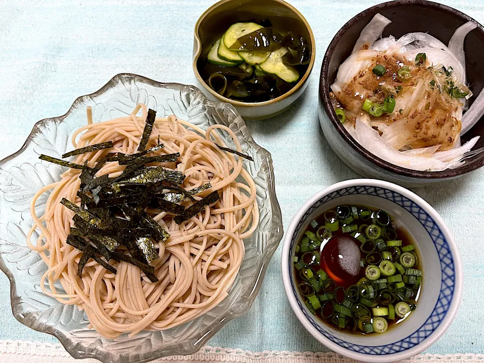 Snapdishの料理写真:ざる蕎麦、さらし玉ねぎの胡麻ポン酢和え、きゅうりとわかめの酢のもの|jackybeanさん