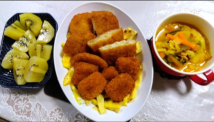 適当に❣夜ご飯w
(生協コロッケ、生協白身タルタルフライ、
卵味醂味蒸した、
スープみたいなのは🎃🫑🧅人参キャベツ
しめじ、ハム、とろけるチーズ、
マジックソルト、酒、水少し、
SBカレー粉、コリアンダー、チリペッパー。
生協ゴールド🥝)|m.rafuさん