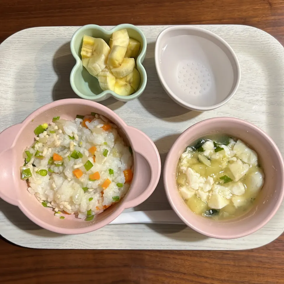 Snapdishの料理写真:鶏ミンチと野菜のまぜごはん、じゃがいもと豆腐とわかめのみそ汁、バナナ、湯冷し|km2571さん