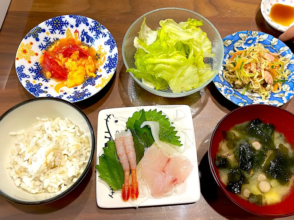 お刺身　じゃがいもとわかめの味噌汁　切り干し大根のナムル　チョレギサラダ　トマトと卵の中華炒め|おさむん17さん