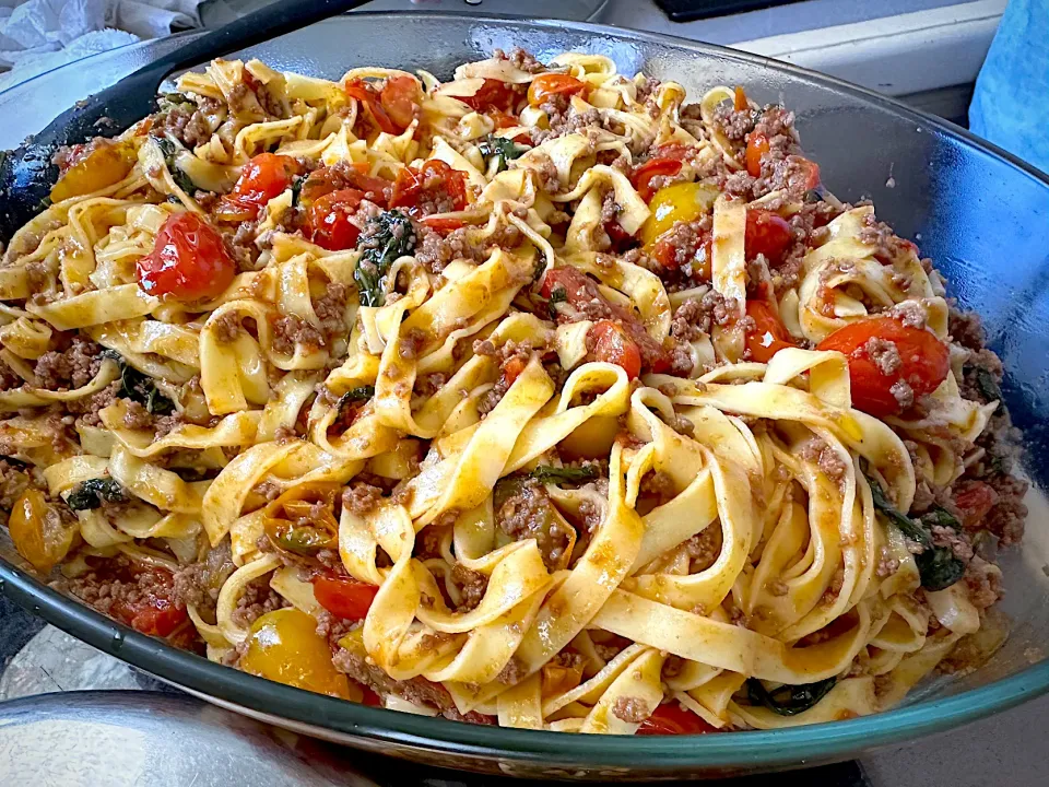 Snapdishの料理写真:Pasta with tomato and basil meat sauce|Laki Maikaʻiさん