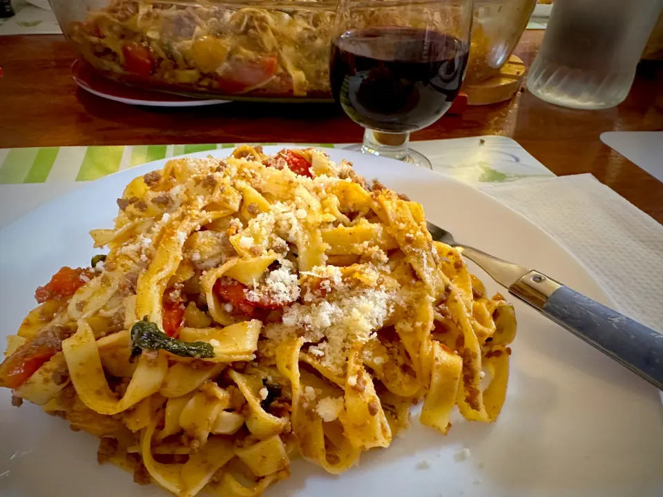 Pasta with tomato and basil meat sauce|Laki Maikaʻiさん