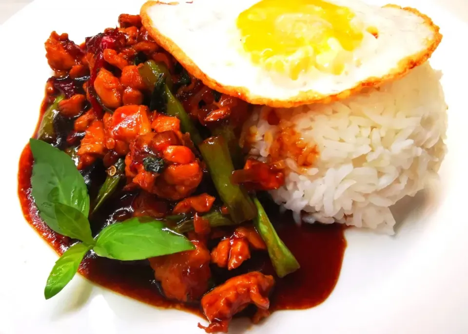 Thai basil chicken -  pad kra pao gai (ผัดกระเพราไก่)|Jorge Bernal Márquezさん