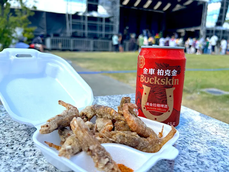 Snapdishの料理写真:ガサ海老の唐揚げ＆BUCKSKIN ビール|Tak@さん