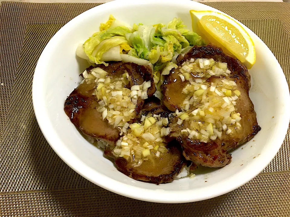 Snapdishの料理写真:牛タン丼|ももさん