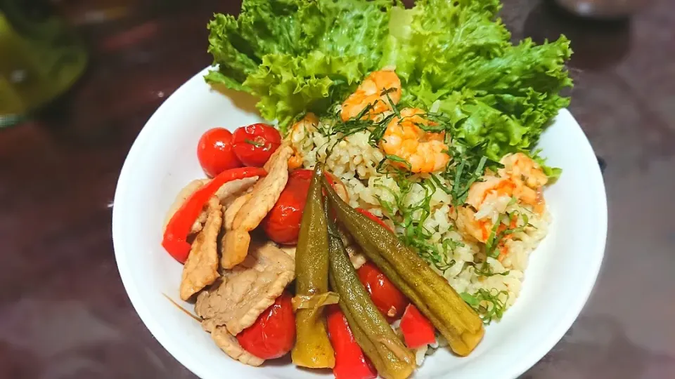 エビのスパイシー炊き込みご飯&豚ロースと夏野菜のさっぱり煮🍅🐽|石川ティハルさん