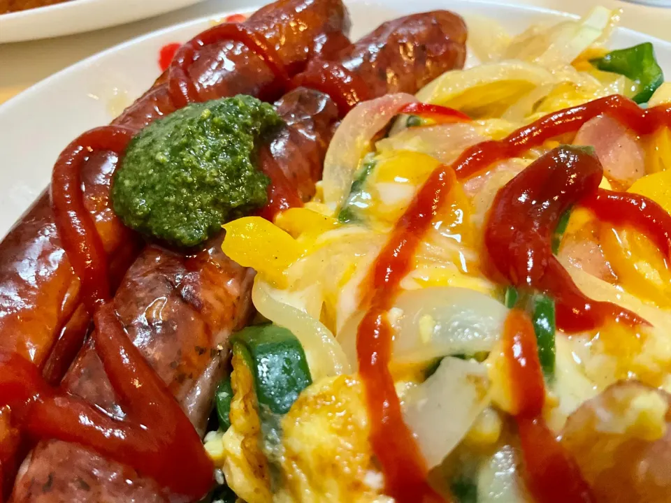 Snapdishの料理写真:ベーコン🥓と玉ねぎ🧅と3色のパプリカ🫑の玉子焼きとソーセージはチョリソーとハーブを自家製ジェノベーゼソースで。。。朝ごはん|Takeshi  Nagakiさん