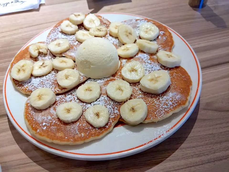 エッグスシングスさんの『バナナパンケーキ🥞』|アライさんさん