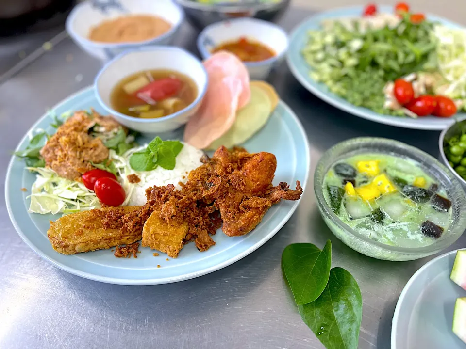 Ayam keremes lunch|yeni kartikasariさん