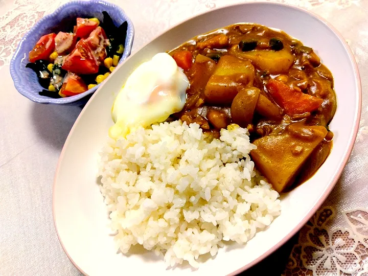 今日は完璧!!🤗
広島原爆の日の夜ご飯🍛
(豚バラ、海老、大豆、🧄、エリンギ、
玉葱たくさん、人参、じゃがいも、
ヤングいんげん、🎃、牛乳)+温泉卵
🍅🌽ワカメのサラダは胡麻ドレ|m.rafuさん