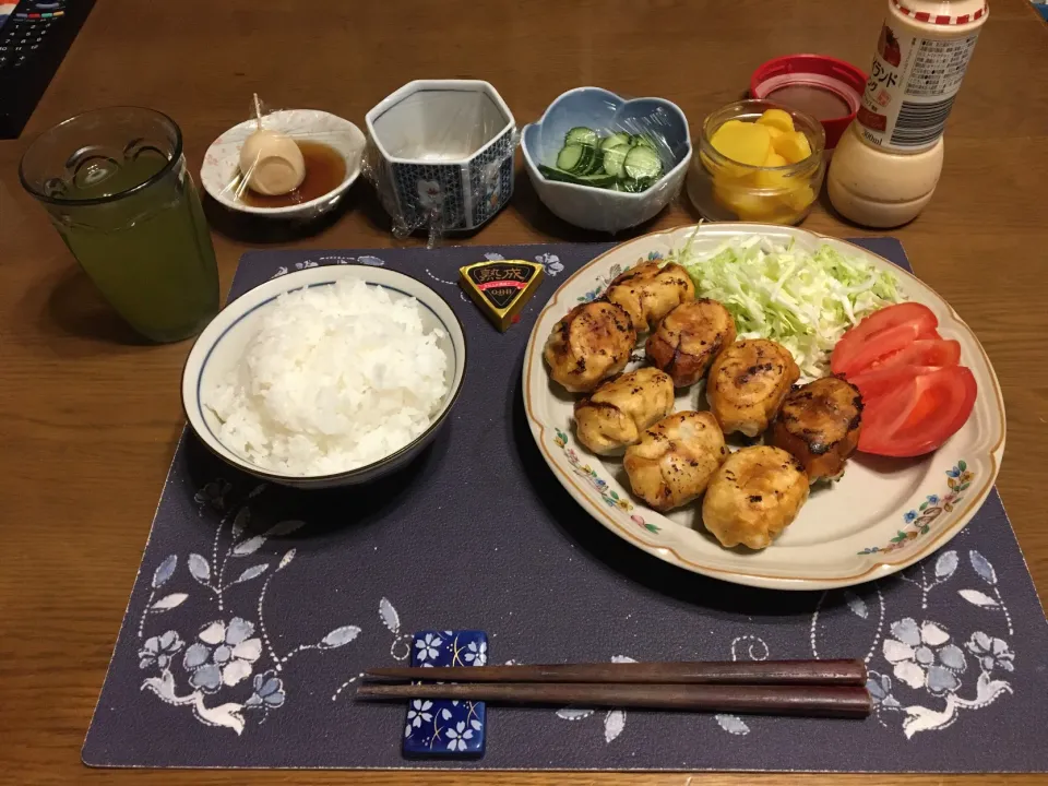 Snapdishの料理写真:家で焼いたホワイト餃子、サラダ、酢の物、味玉(夕飯)|enarinさん