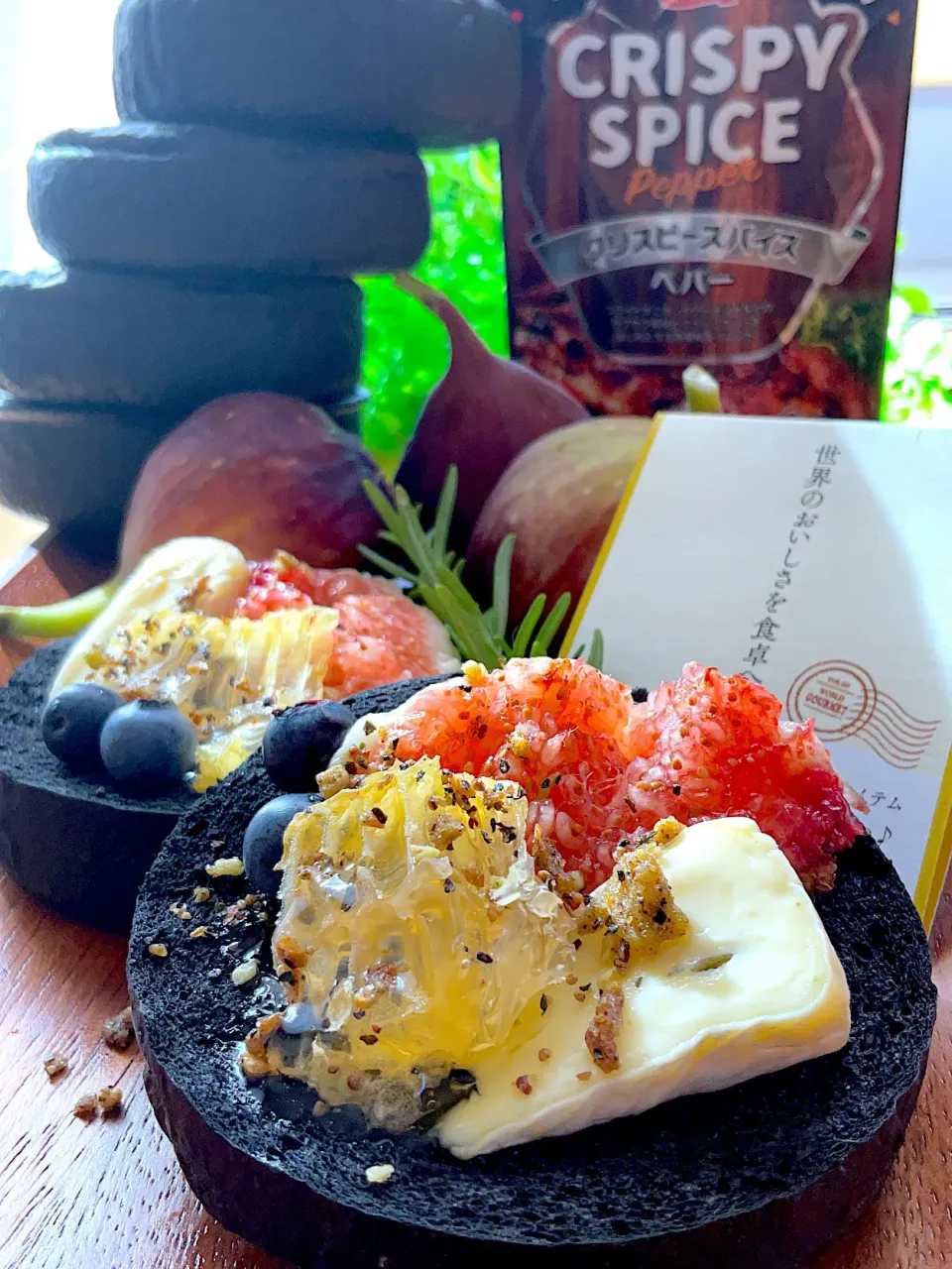 🌍おいしい世界ごはんパートナー🌍
黒いイングリッシュマフィンに、いちじく＆カンボゾーラ＆巣蜜＆ブルーベリーを乗せて、クリスピースパイスペパーをパラパラ〜|9421beruさん