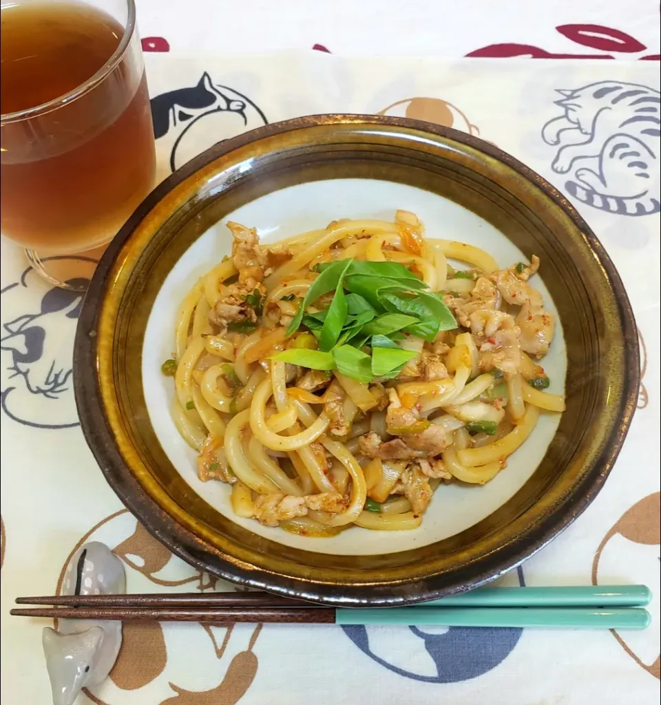 ひとり暮らしの休日昼ごはん
豚キムチ焼きうどん|keeijnsさん