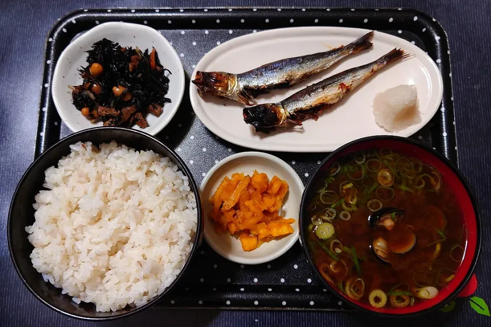 今日の朝ごはん（押麦ごはんにイワシの丸干し、ひじき煮、赤だしのしじみ汁、はりはり漬）|Mars＠釜飯作り研究中さん