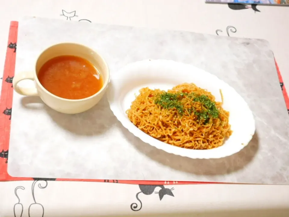 チキンラーメンのごま坦々焼き✨
味の濃さ調整で抜いたスープも
カップに入れて飲みます☺️✨|深夜特急fさん