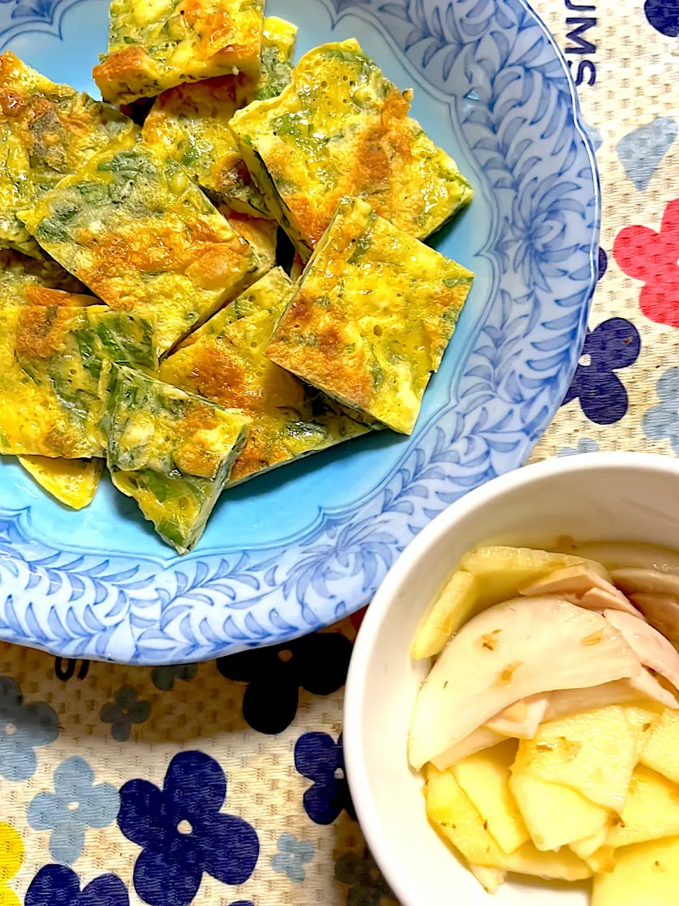 荏胡麻のチヂミ　りんご🍎と大根のサラダ🥗|4jinoanataさん