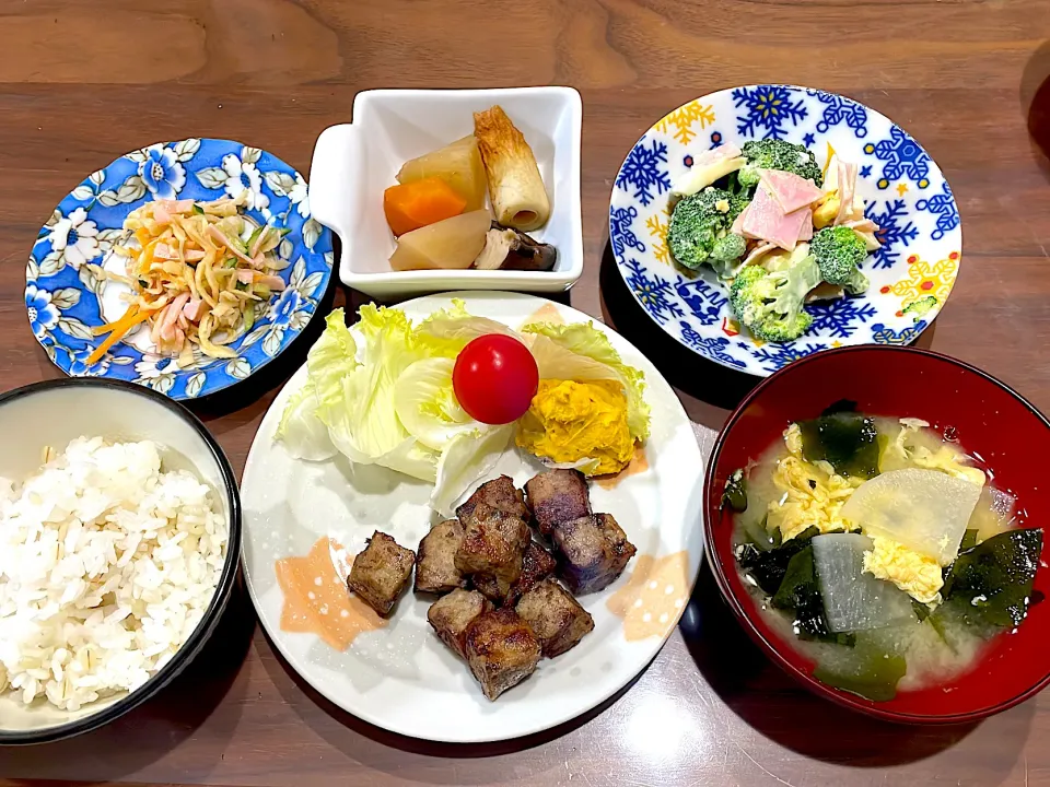 Snapdishの料理写真:サイコロステーキ　かぼちゃサラダ　大根とわかめ卵の味噌汁　ブロッコリーとハム卵のサラダ　煮物　切り干し大根のナムル|おさむん17さん