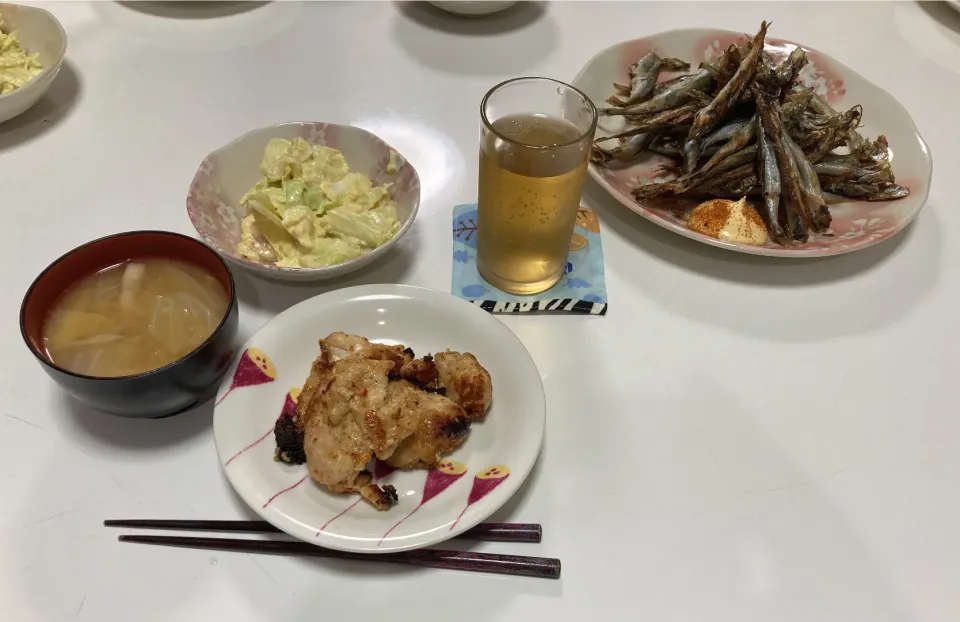 Snapdishの料理写真:晩御飯(^^)☆サラダ（海老・キャベツ・卵）☆チキンカツ☆ししゃも☆みそ汁（白菜・しめじ）|Saharaさん