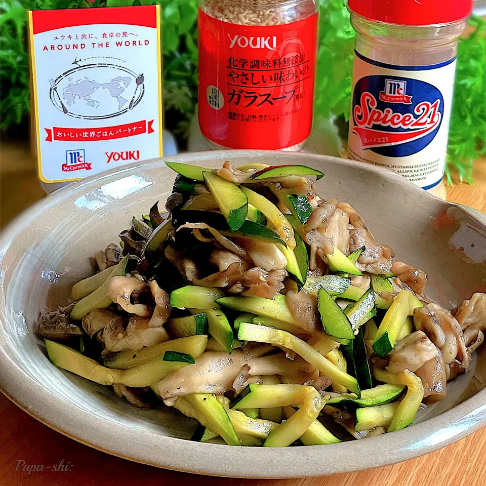 Snapdishの料理写真:ズッキーニと舞茸の炒め物　地味に美味い😋|パパ氏さん