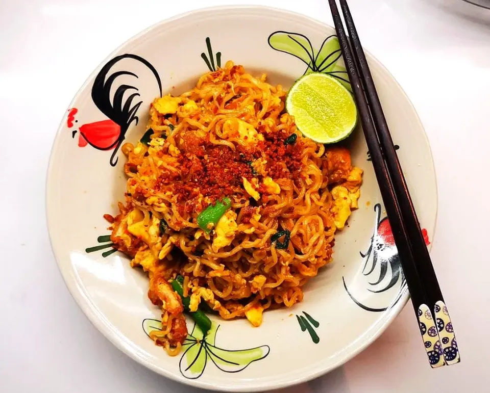 Sedap, Malaysian fried instant noodles with chicken.|Jorge Bernal Márquezさん