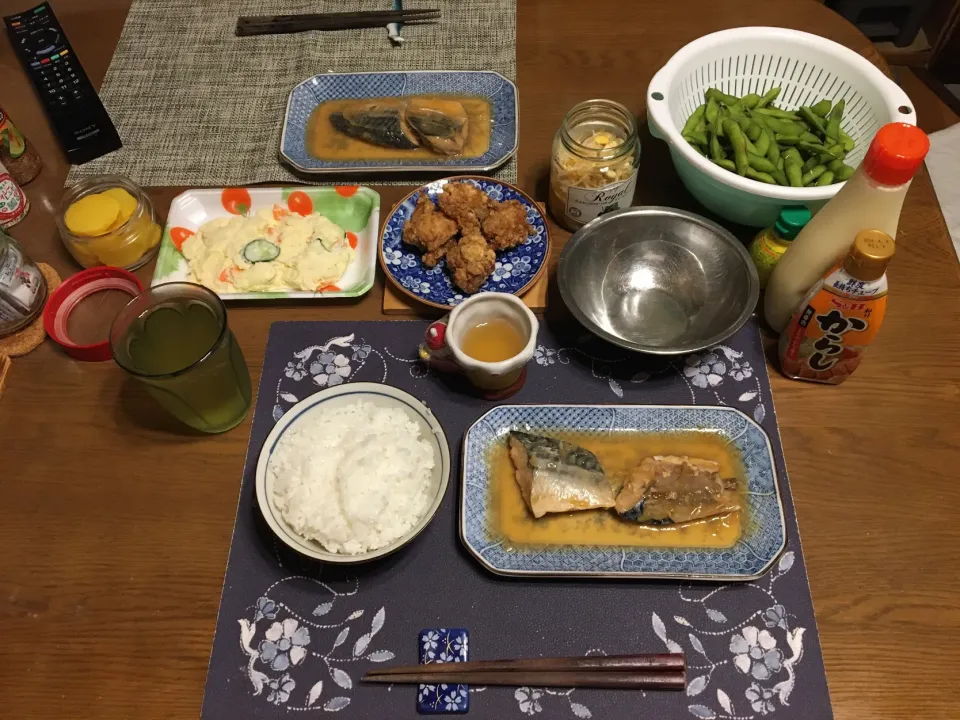 Snapdishの料理写真:お惣菜の鯖の味噌煮と鳥の唐揚げ、枝豆、ポテトサラダ(夕飯)|enarinさん