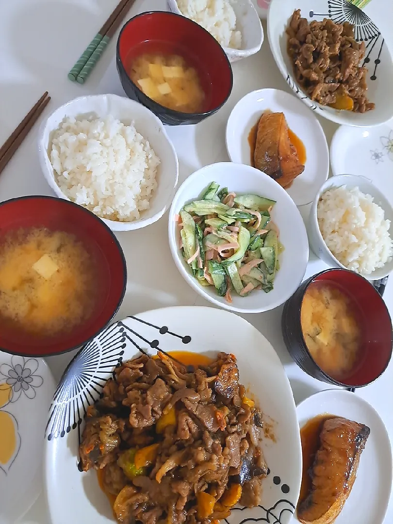 夕食(*^^*)
豚肉と野菜炒め(なす、ズッキーニ、舞茸)
ぶりの照り焼き
きゅうりとハムサラダ🥗
お味噌汁(豆腐、ワカメ)|プリン☆さん