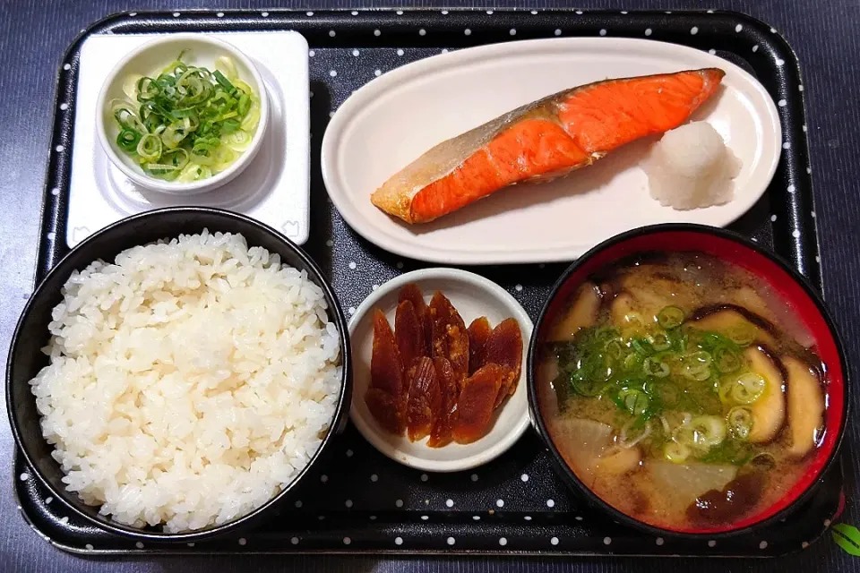 Snapdishの料理写真:今日の朝ごはん（高知県産コシヒカリに焼鮭（紅鮭）、納豆、大根と椎茸のみそ汁、守口漬）|Mars＠釜飯作り研究中さん