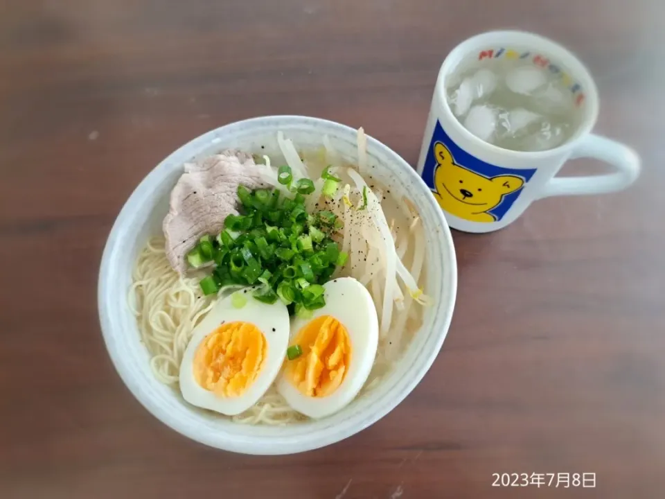 2023年7月8日の昼ご飯
とんこつラーメン
焼酎水割り|ソラ♂のご飯さん