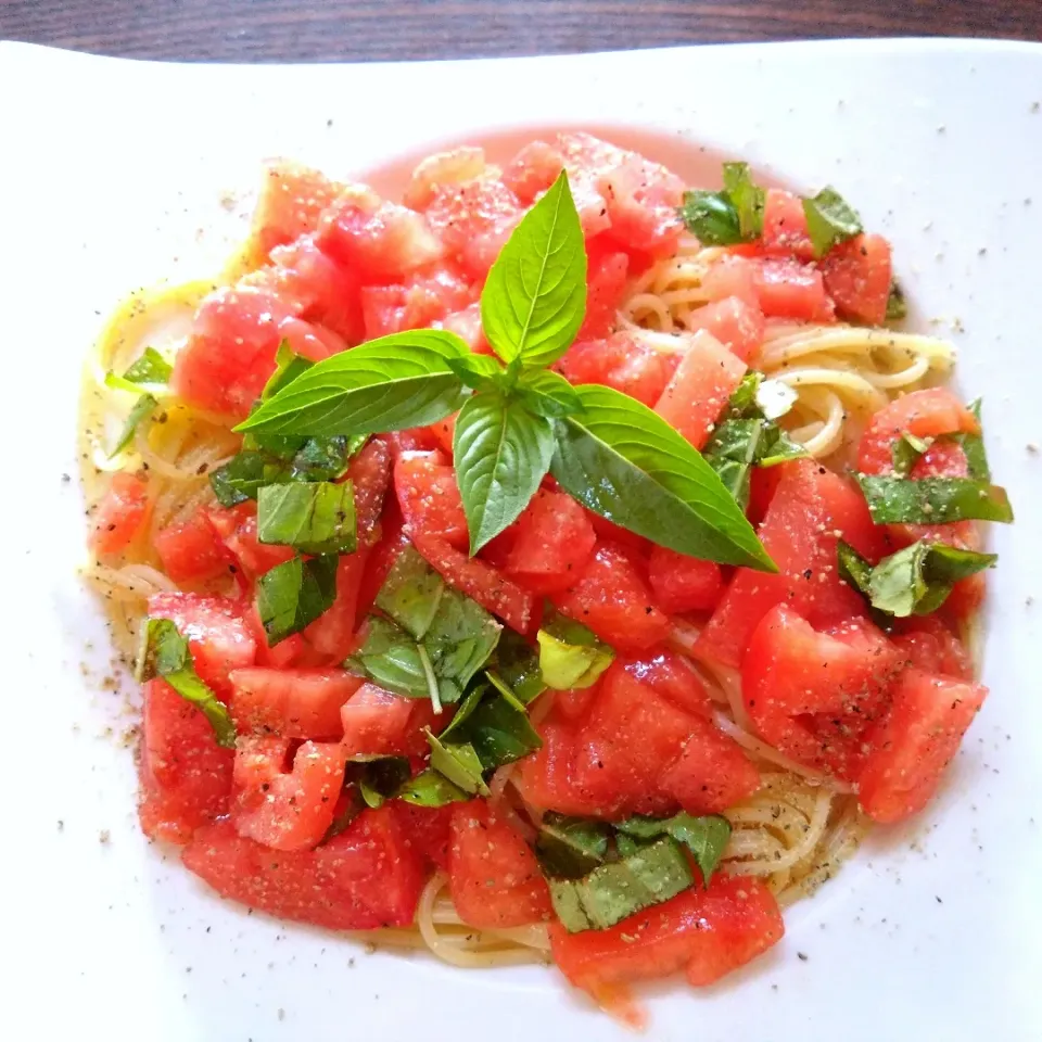 Snapdishの料理写真:夏の冷たいパスタ〜😋〜トマトとバジリコで〜🍝
詳しくは小著『魅惑の地中海料理』で〜👋|quitaさん