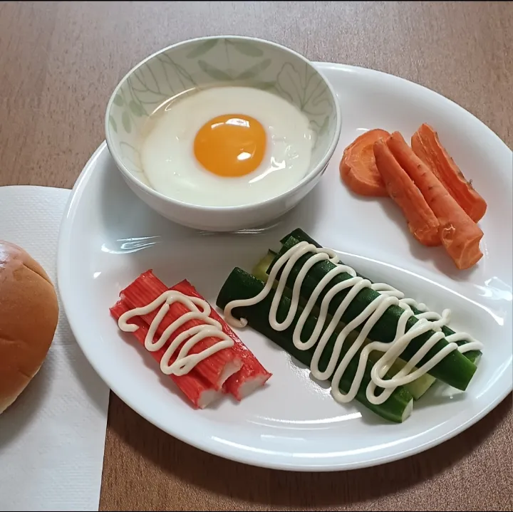 卵
にんじん
きゅうりスティック
カニカマ
ロールパン|ナナさん