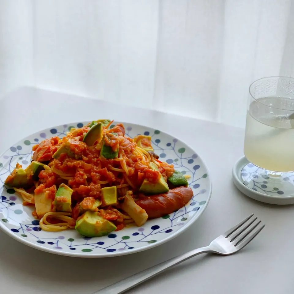 生トマトソースとアボカドのパスタ♡|わことひろさん