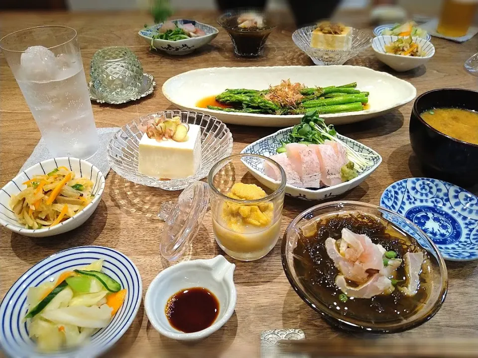 雲丹と鯛のお刺身のある食卓|古尾谷りかこさん