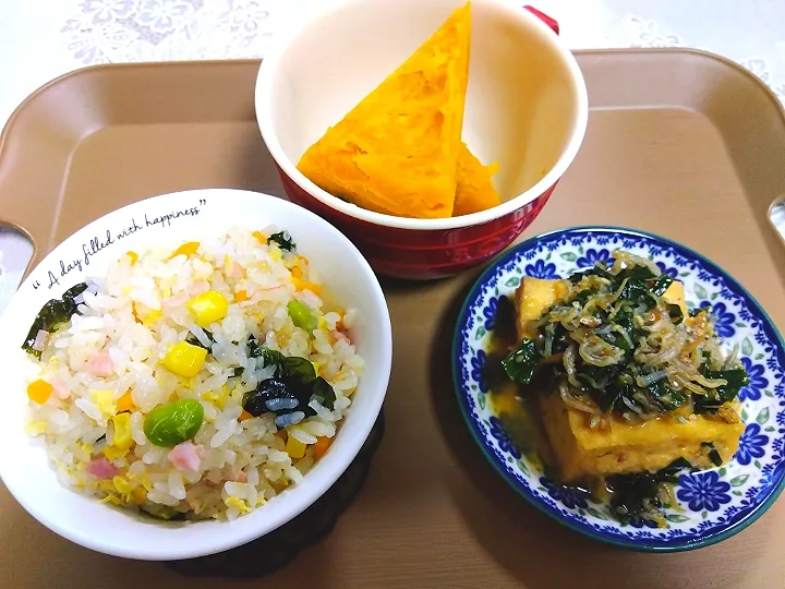 Snapdishの料理写真:なんとか作った!夜ご飯🥹
(生協たまごスープの炊き込み炒飯、
ハム、🧅人参🌽枝豆、胡麻油少し、甘醤油。
🎃蒸したの。
厚揚げをいりこ味噌、酒味醂すき焼きたれ、
じゃこネギ入れ煮たの。)|m.rafuさん